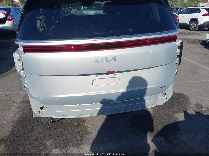 2026 Kia Carnival VIN KNDNE5KAXT6124367 IAAI salvage auction — REAR END, Salvage Title, sold $16,500 on 2026-07-23 (photo 6)