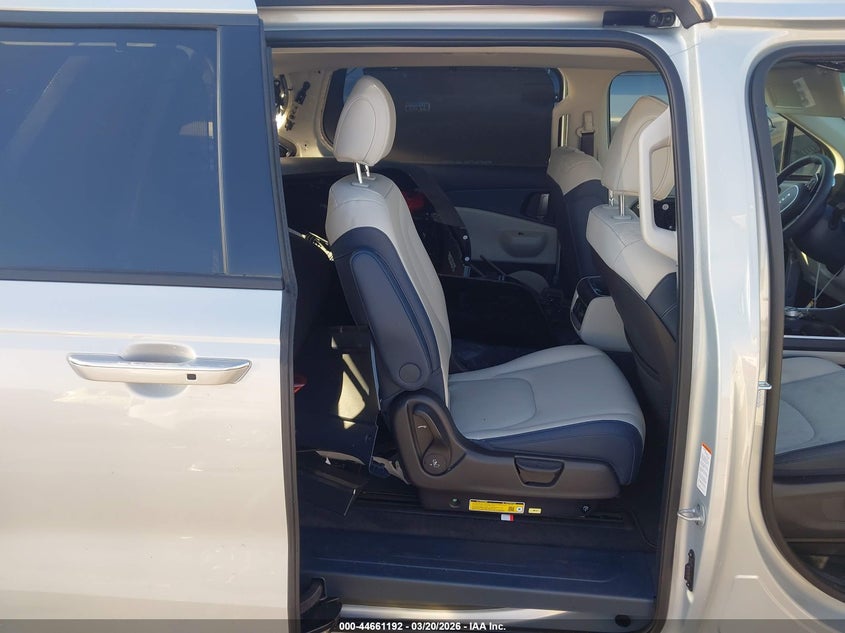 2026 Kia Carnival VIN KNDNE5KAXT6124367 IAAI salvage auction — REAR END, Salvage Title, sold $16,500 on 2026-07-23 (photo 8)