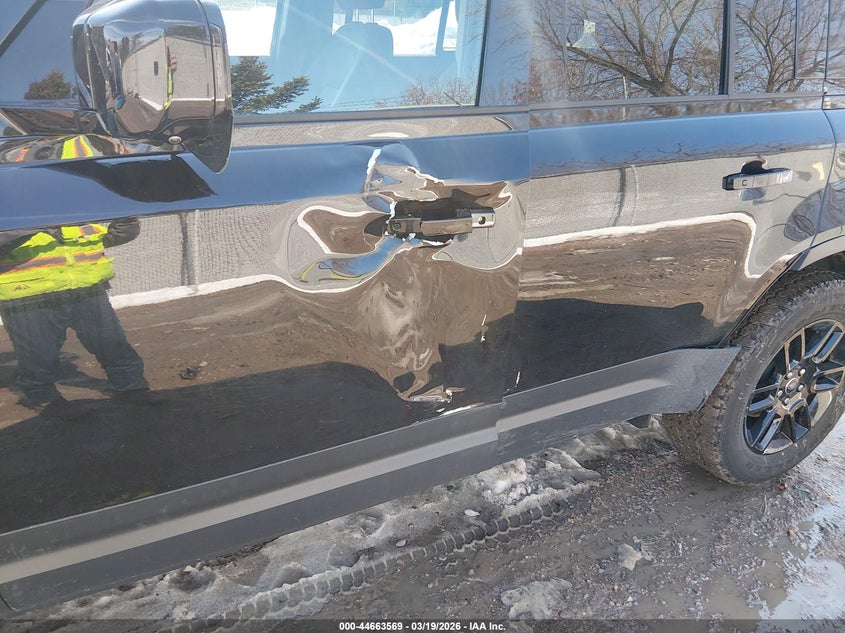 2025 Land rover Defender VIN SALEJ7EXXS2357820 IAAI salvage auction — SIDE, Clear Claim Paid (Wisconsin), sold $37,375 on 2026-07-22 (photo 6)