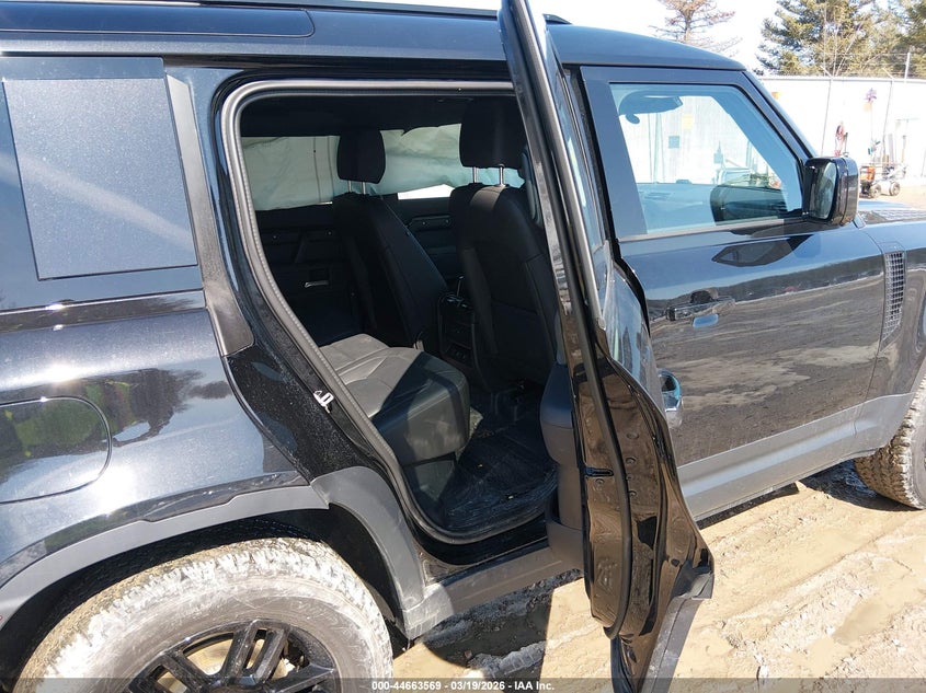 2025 Land rover Defender VIN SALEJ7EXXS2357820 IAAI salvage auction — SIDE, Clear Claim Paid (Wisconsin), sold $37,375 on 2026-07-22 (photo 8)