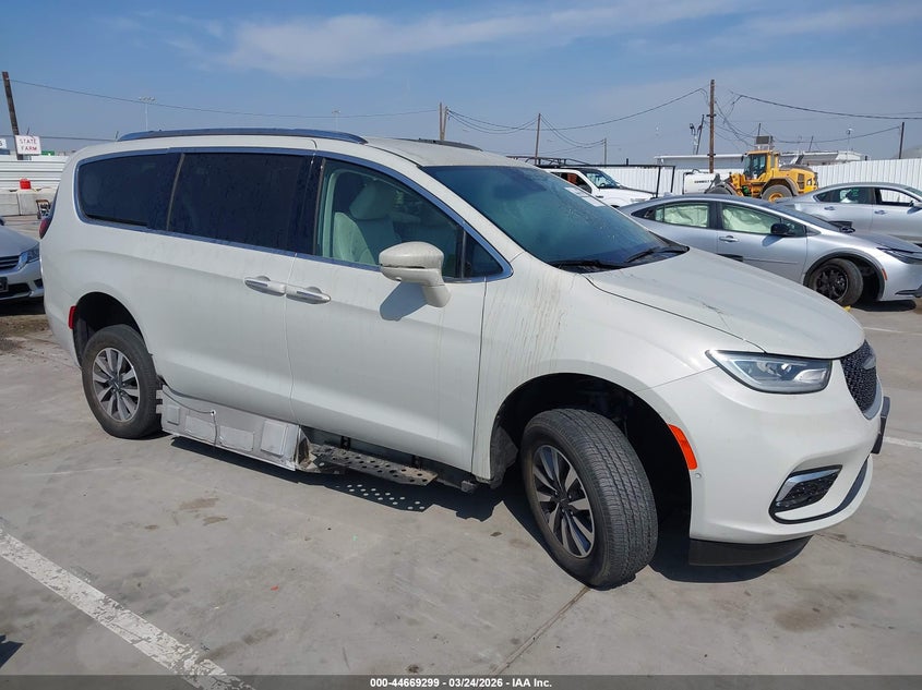 2021 Chrysler Pacifica VIN 2C4RC1BG1MR521335 IAAI salvage auction — SIDE, Wait Title, sold $14,875 on 2026-08-19 (photo 1)