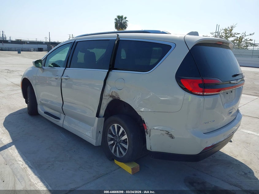 2021 Chrysler Pacifica VIN 2C4RC1BG1MR521335 IAAI salvage auction — SIDE, Wait Title, sold $14,875 on 2026-08-19 (photo 3)