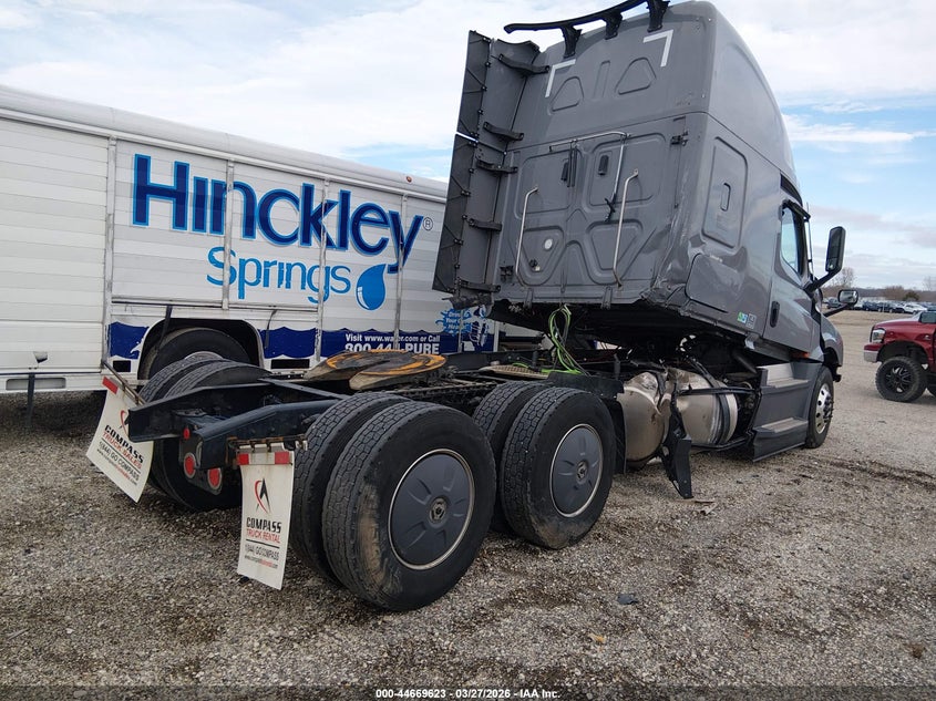 2026 Freightliner New cascadia 126 VIN 3AKJHHDR1TSWJ1806 IAAI salvage auction — ALL OVER, Wait Title, sold $47,000 on 2026-08-26 (photo 4)
