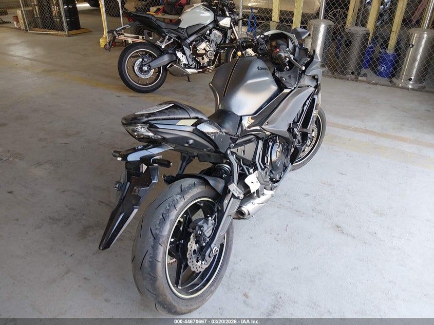 2024 Kawasaki Ninja VIN ML5EXEP15RDAC5827 IAAI salvage auction — RIGHT SIDE, Salvage Title, sold $2,500 on 2026-07-14 (photo 4)