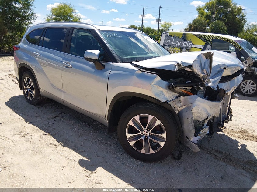 2023 Toyota Highlander VIN 5TDKDRAH5PS517629 — IAAI salvage auction photo