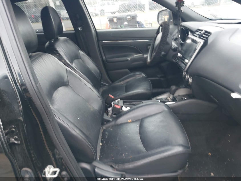2023 Mitsubishi Outlander VIN JA4ARVAW3PU014238 IAAI salvage auction — SIDE, Salvage Title, sold $3,550 on 2026-07-28 (photo 5)