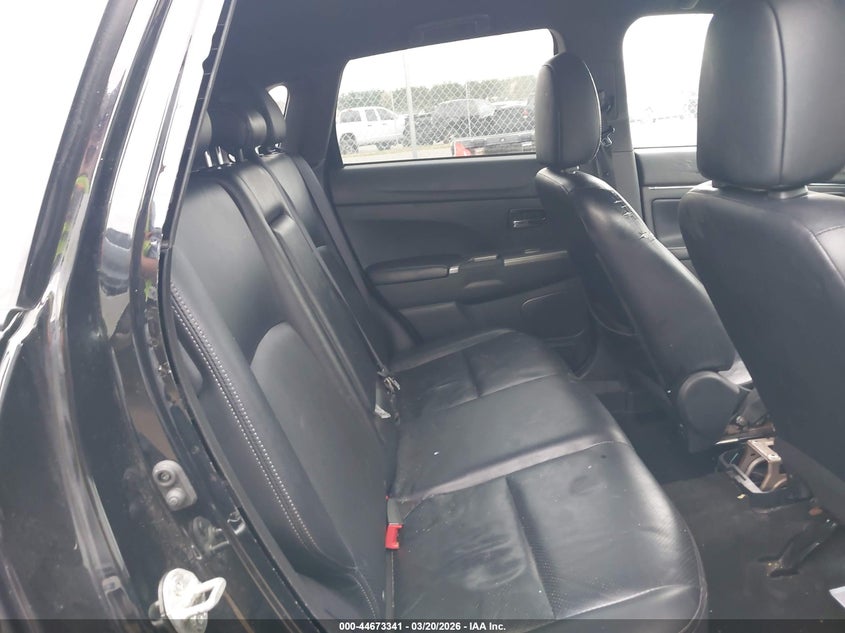 2023 Mitsubishi Outlander VIN JA4ARVAW3PU014238 IAAI salvage auction — SIDE, Salvage Title, sold $3,550 on 2026-07-28 (photo 8)