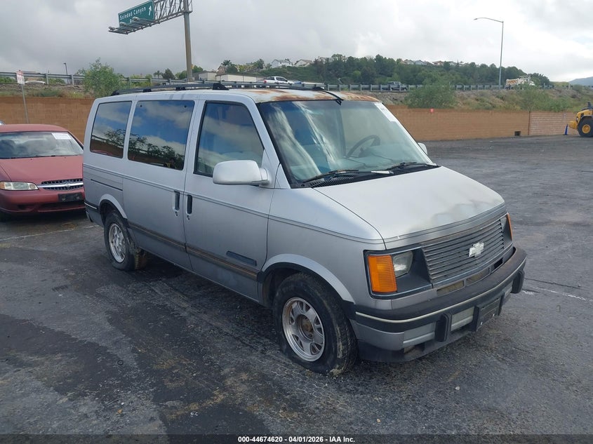 1993 Chevrolet Astro VIN 1GNDM19W1PB103033 — IAAI salvage auction photo