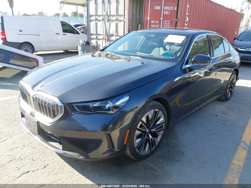 2024 BMW 5er VIN WBA43FJ0XRCR87855 IAAI salvage auction — RIGHT SIDE, Wait Title, sold $27,050 on 2026-08-10 (photo 2)