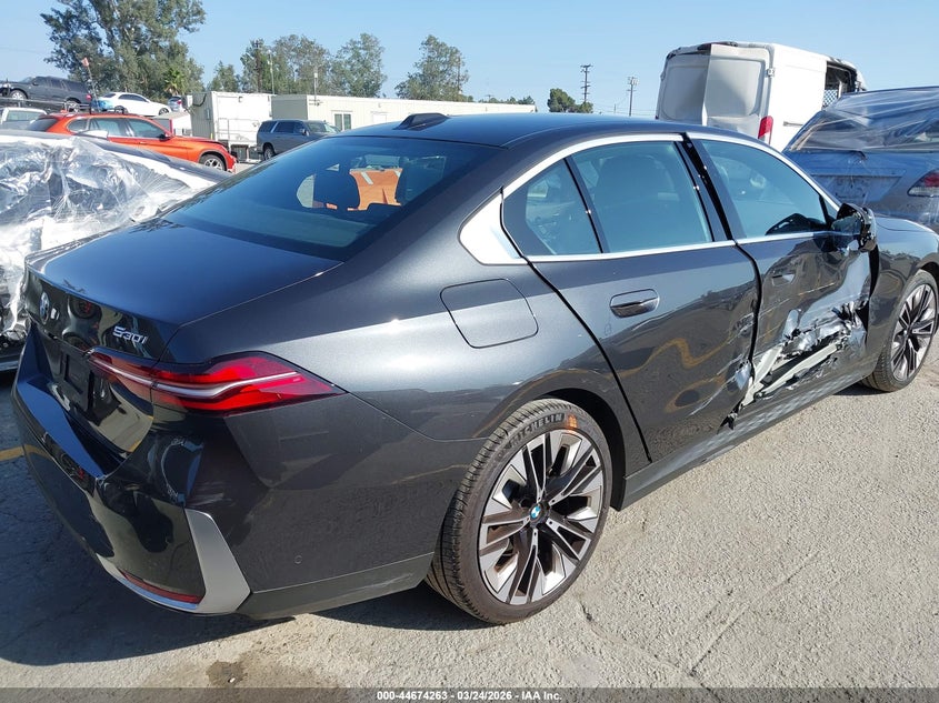 2024 BMW 5er VIN WBA43FJ0XRCR87855 IAAI salvage auction — RIGHT SIDE, Wait Title, sold $27,050 on 2026-08-10 (photo 4)