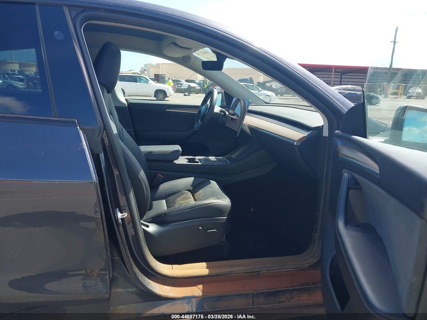 2024 Tesla Model y VIN 7SAYGAEE9RF118803 IAAI salvage auction — WATER/FLOOD, Bill Of Sale (Hawaii), sold $2,950 on 2026-07-30 (photo 5)