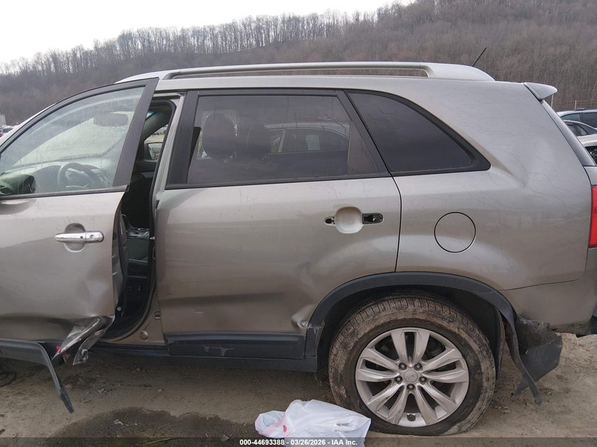 2011 Kia Sorento VIN 5XYKUCA14BG076887 IAAI salvage auction — SIDE, Salvage (West Virginia), sold $950 on 2026-07-29 (photo 6)