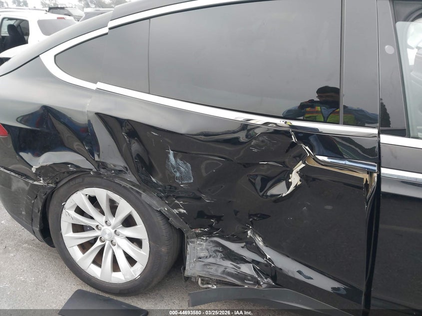 2019 Tesla Model x VIN 5YJXCAE28KF202045 IAAI salvage auction — RIGHT SIDE, Salvage (California), sold $5,700 on 2026-07-29 (photo 6)