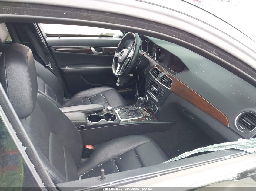 2014 Mercedes-benz C-klasse VIN WDDGF8AB3ER303259 IAAI salvage auction — LEFT & RIGHT, Salvage (Texas), sold $525 on 2026-07-28 (photo 5)