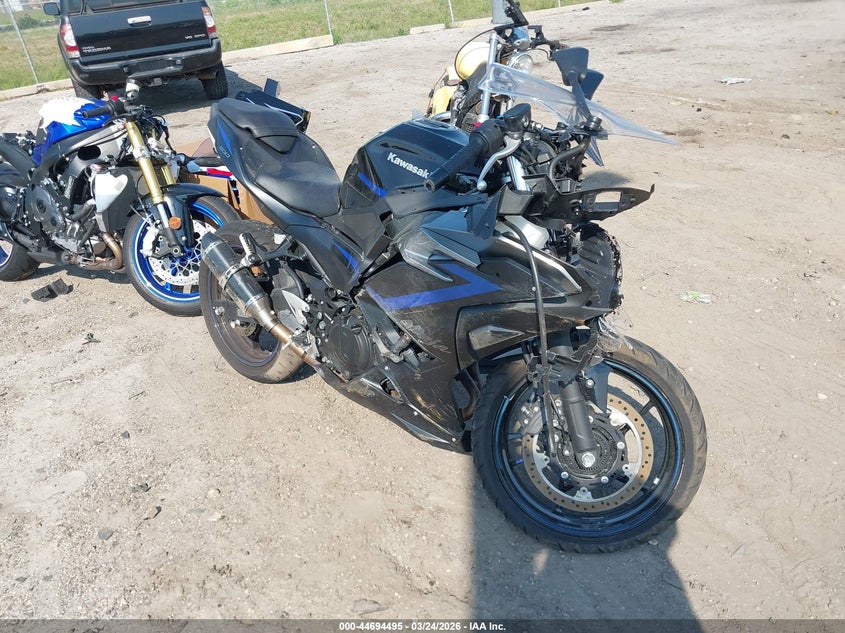 2025 Kawasaki Ninja VIN ML5EXGJ17SDA64921 IAAI salvage auction — FRONT END, Wait Title, sold $325 on 2026-07-29 (photo 1)