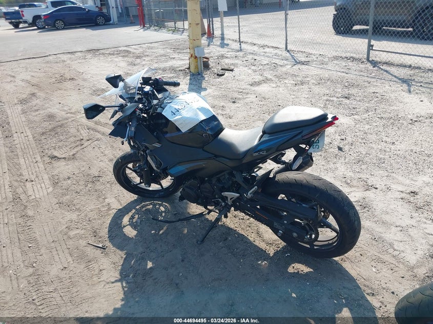 2025 Kawasaki Ninja VIN ML5EXGJ17SDA64921 IAAI salvage auction — FRONT END, Wait Title, sold $325 on 2026-07-29 (photo 3)