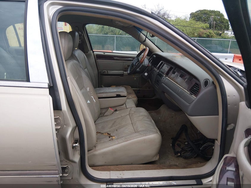 2010 Lincoln TOWN CAR VIN 2LNBL8CV0AX618861 IAAI salvage auction — WATER/FLOOD, Salvage (Hawaii), sold $50 on 2026-07-24 (photo 5)