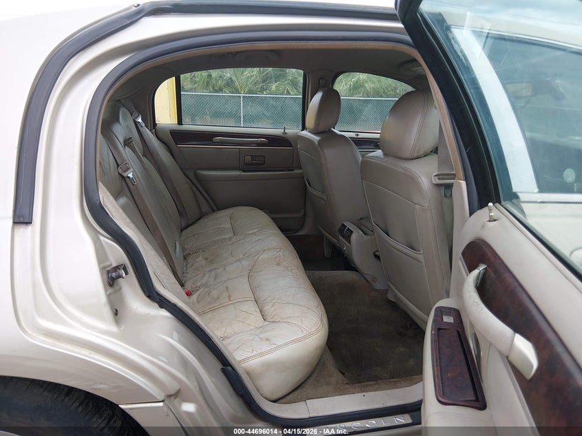 2010 Lincoln TOWN CAR VIN 2LNBL8CV0AX618861 IAAI salvage auction — WATER/FLOOD, Salvage (Hawaii), sold $50 on 2026-07-24 (photo 8)