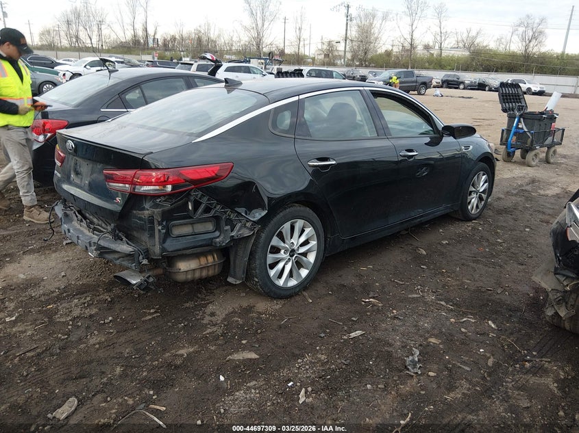 2018 Kia Optima VIN 5XXGT4L30JG245836 IAAI salvage auction — RIGHT SIDE, Wait Title, sold $925 on 2026-07-23 (photo 4)