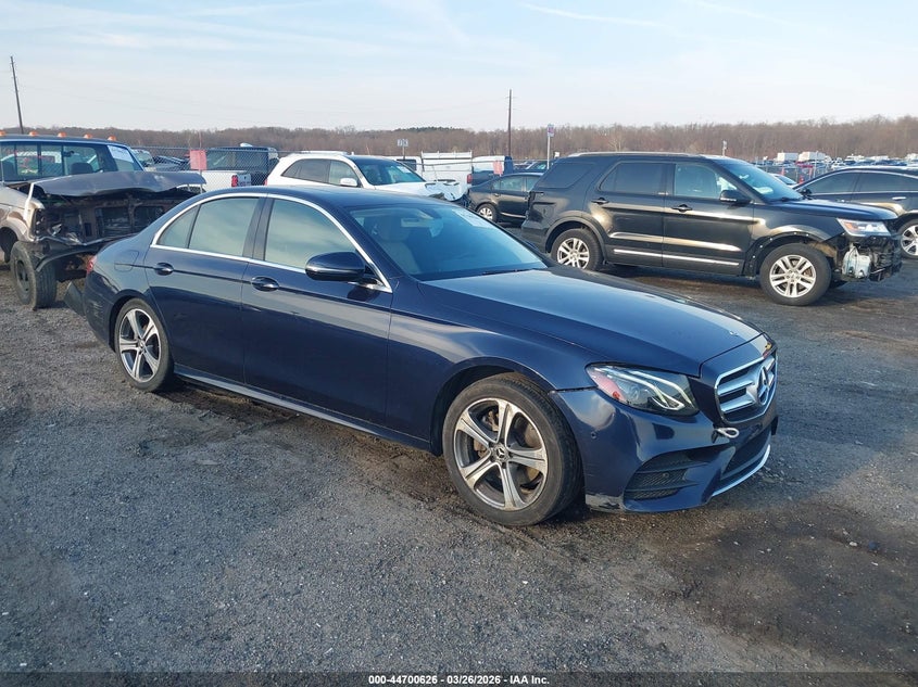 2018 Mercedes-benz E-klasse VIN WDDZF4KB6JA330917 IAAI salvage auction — LEFT REAR, Wait Title, sold $3,950 on 2026-07-27 (photo 1)
