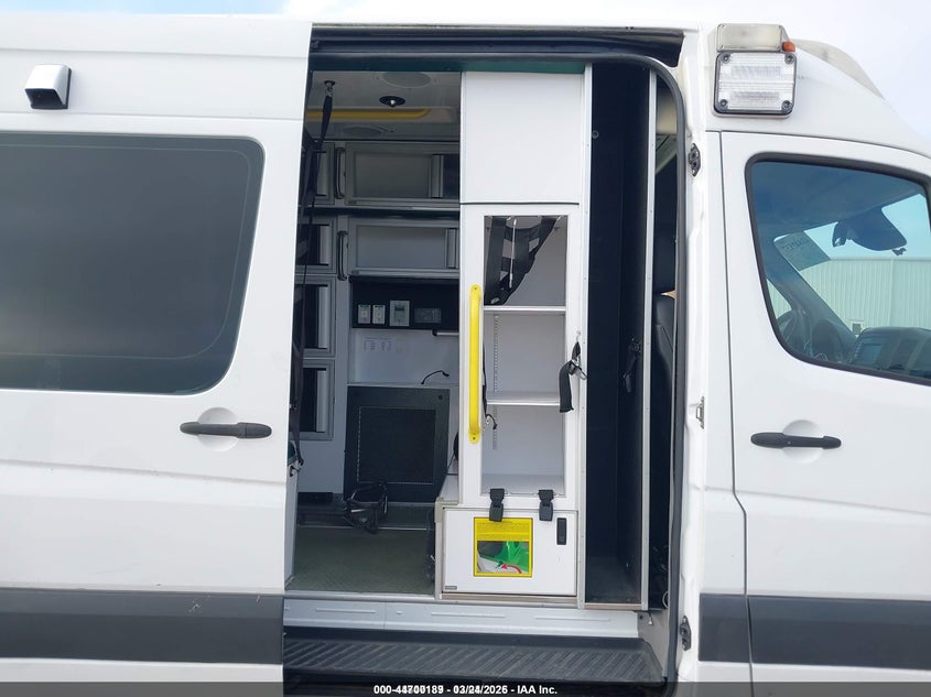 2017 Mercedes-benz Sprinter VIN WD3PE7CD9HP386986 IAAI salvage auction — LEFT SIDE, Wait Title, sold $2,300 on 2026-07-22 (photo 8)