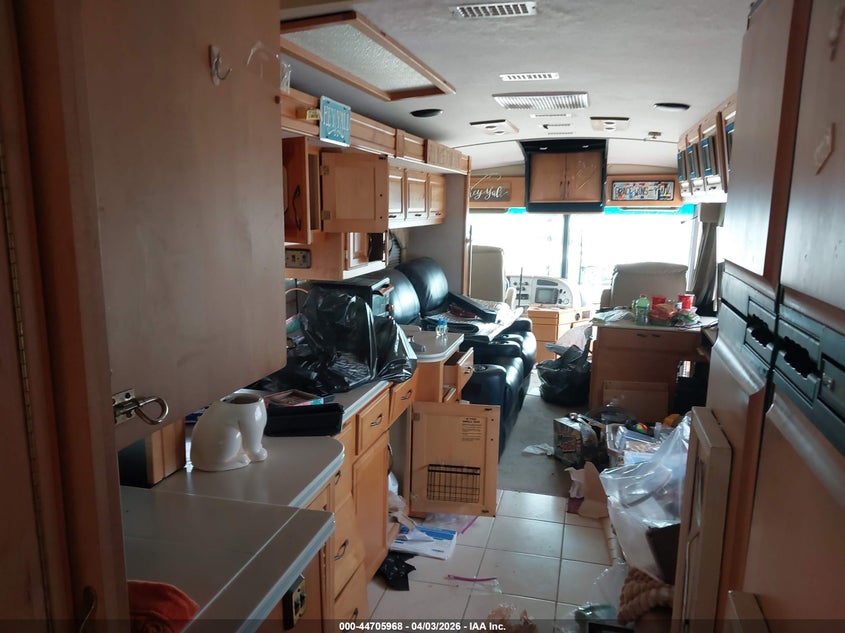 2001 Spartan Motors Motorhome 4vz VIN 4VZBN22901C037940 IAAI salvage auction — REAR END, Salvage (Ohio), sold $4,700 on 2026-08-17 (photo 5)