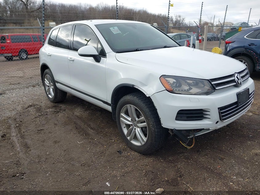 2013 Volkswagen Touareg VIN WVGEP9BP5DD006015 IAAI salvage auction — RIGHT FRONT, Salvage (Illinois), sold $2,250 on 2026-07-08 (photo 1)