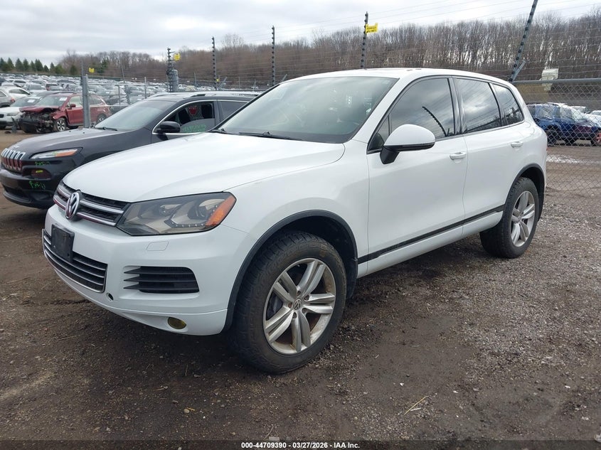 2013 Volkswagen Touareg VIN WVGEP9BP5DD006015 IAAI salvage auction — RIGHT FRONT, Salvage (Illinois), sold $2,250 on 2026-07-08 (photo 2)