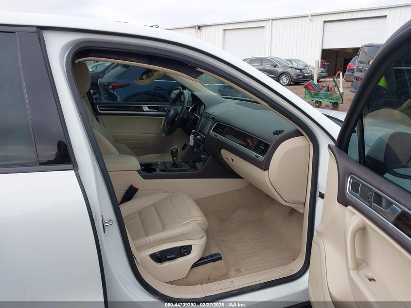 2013 Volkswagen Touareg VIN WVGEP9BP5DD006015 IAAI salvage auction — RIGHT FRONT, Salvage (Illinois), sold $2,250 on 2026-07-08 (photo 5)