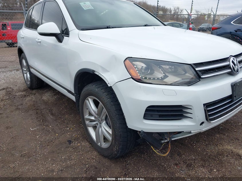 2013 Volkswagen Touareg VIN WVGEP9BP5DD006015 IAAI salvage auction — RIGHT FRONT, Salvage (Illinois), sold $2,250 on 2026-07-08 (photo 6)
