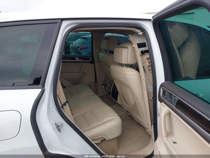 2013 Volkswagen Touareg VIN WVGEP9BP5DD006015 IAAI salvage auction — RIGHT FRONT, Salvage (Illinois), sold $2,250 on 2026-07-08 (photo 8)