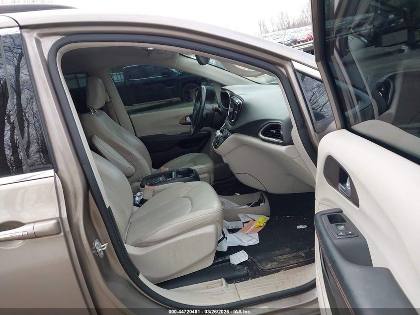 2017 Chrysler Pacifica VIN 2C4RC1BG1HR660452 IAAI salvage auction — LEFT SIDE, Clear (Michigan), sold $3,400 on 2026-08-01 (photo 5)