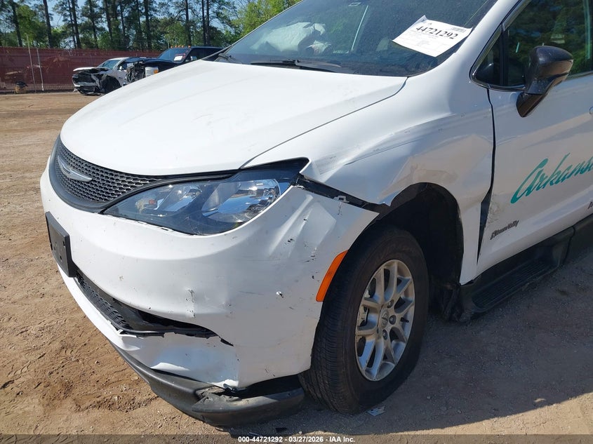 2025 Chrysler Voyager VIN 2C4RC1CG4SR571061 IAAI salvage auction — FRONT END, Salvage (Texas), sold $11,250 on 2026-08-06 (photo 6)