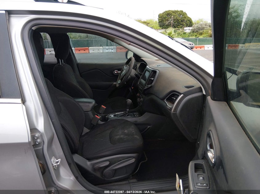 2019 Jeep Cherokee VIN 1C4PJLCX7KD353854 IAAI salvage auction — WATER/FLOOD, Salvage (Hawaii), sold $100 on 2026-08-04 (photo 5)