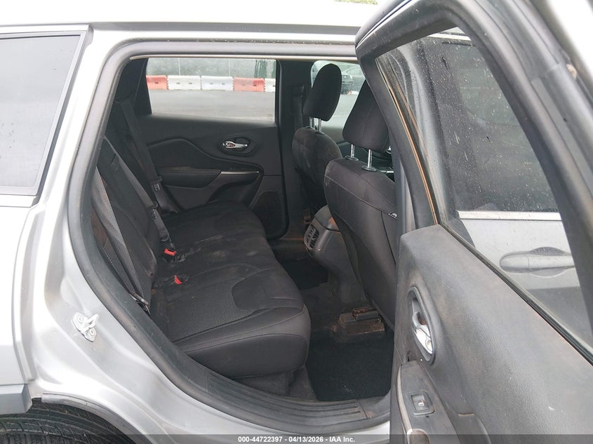 2019 Jeep Cherokee VIN 1C4PJLCX7KD353854 IAAI salvage auction — WATER/FLOOD, Salvage (Hawaii), sold $100 on 2026-08-04 (photo 8)
