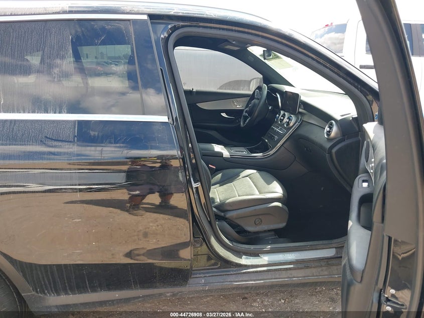 2020 Mercedes-benz Glc VIN WDC0G8DB8LF737268 IAAI salvage auction — RIGHT SIDE, Wait Title, sold $6,850 on 2026-08-22 (photo 5)