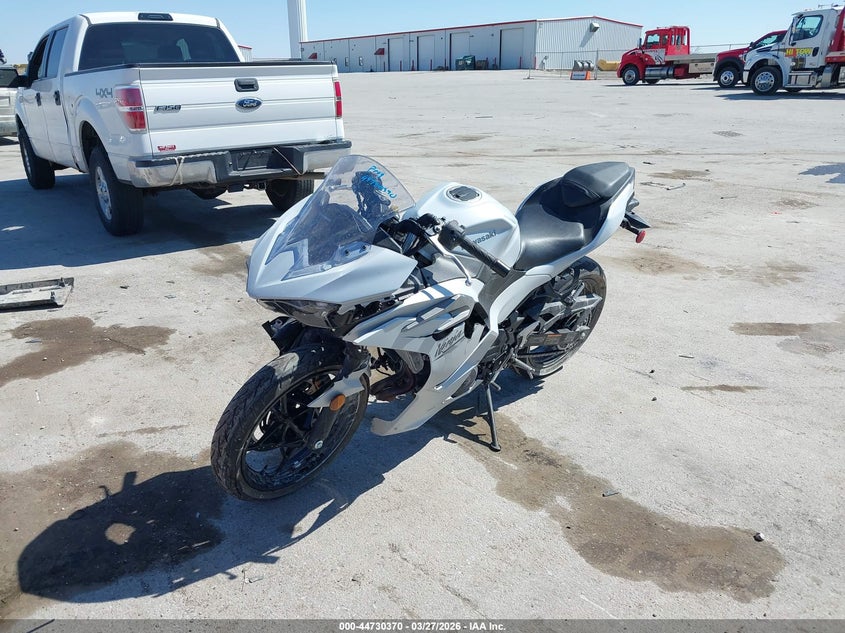 2025 Kawasaki Ninja VIN ML5EXGH19SDA53652 IAAI salvage auction — RIGHT SIDE, Wait Title, sold $1,300 on 2026-07-08 (photo 2)