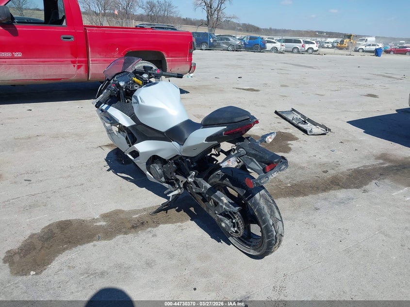2025 Kawasaki Ninja VIN ML5EXGH19SDA53652 IAAI salvage auction — RIGHT SIDE, Wait Title, sold $1,300 on 2026-07-08 (photo 3)