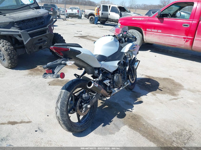 2025 Kawasaki Ninja VIN ML5EXGH19SDA53652 IAAI salvage auction — RIGHT SIDE, Wait Title, sold $1,300 on 2026-07-08 (photo 4)