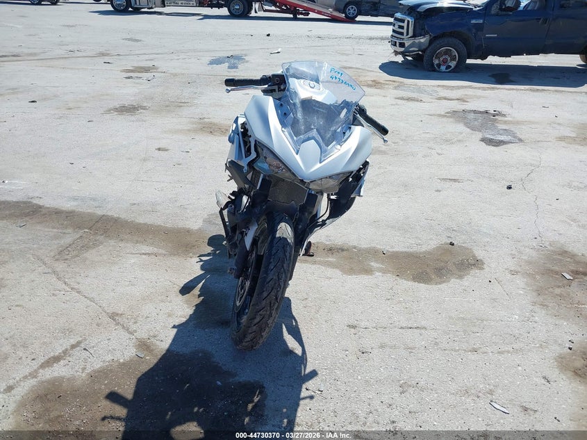 2025 Kawasaki Ninja VIN ML5EXGH19SDA53652 IAAI salvage auction — RIGHT SIDE, Wait Title, sold $1,300 on 2026-07-08 (photo 5)