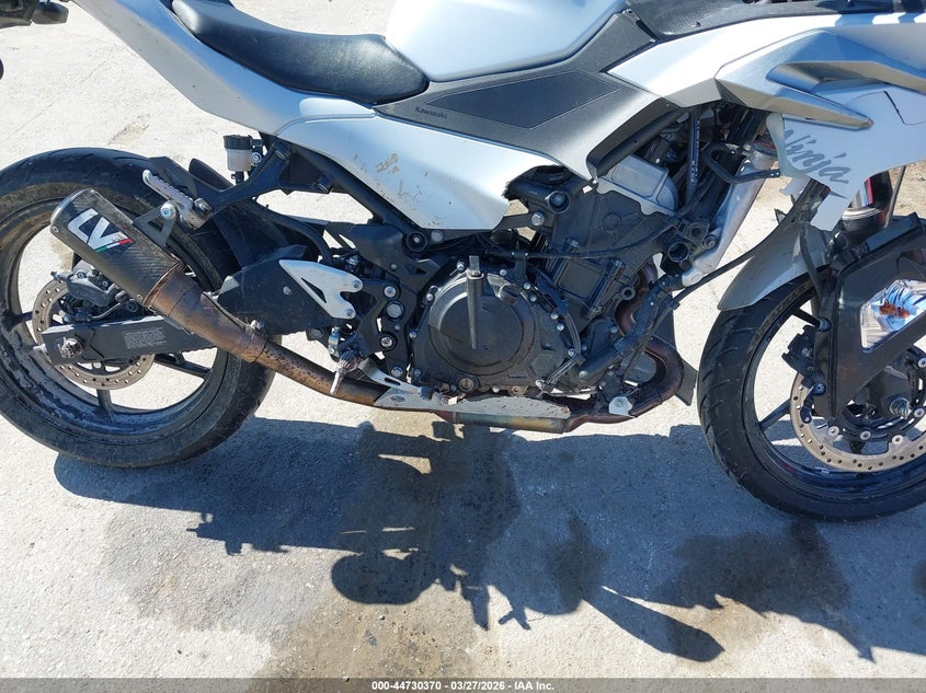 2025 Kawasaki Ninja VIN ML5EXGH19SDA53652 IAAI salvage auction — RIGHT SIDE, Wait Title, sold $1,300 on 2026-07-08 (photo 8)