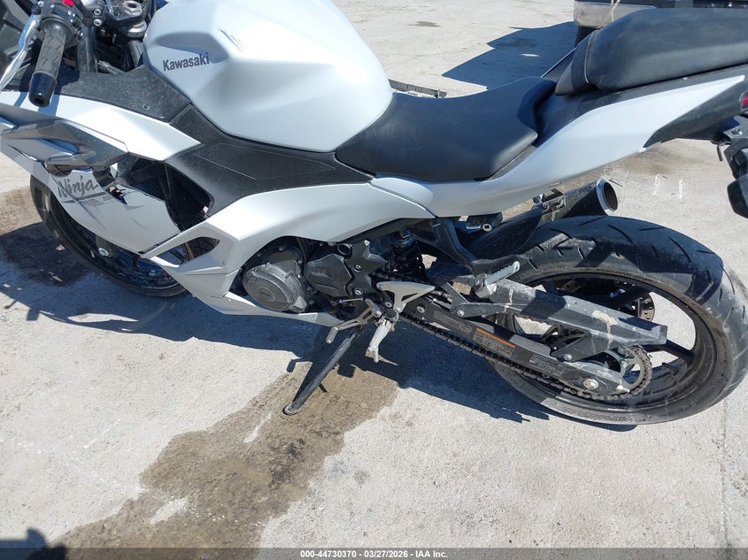 2025 Kawasaki Ninja VIN ML5EXGH19SDA53652 IAAI salvage auction — RIGHT SIDE, Wait Title, sold $1,300 on 2026-07-08 (photo 9)