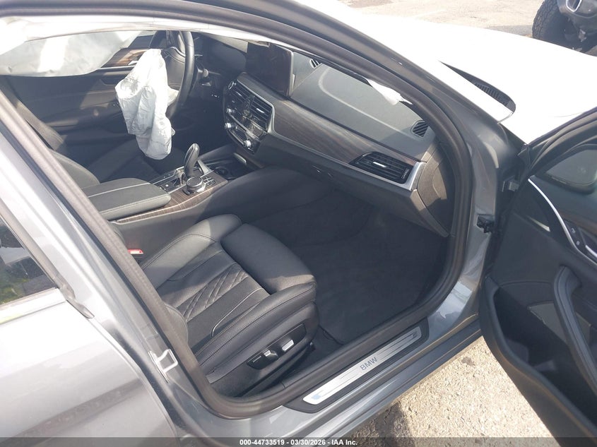 2023 BMW 5er VIN WBA13AG04PCM80945 IAAI salvage auction — LEFT FRONT, Wait Title, sold $17,850 on 2026-08-10 (photo 5)