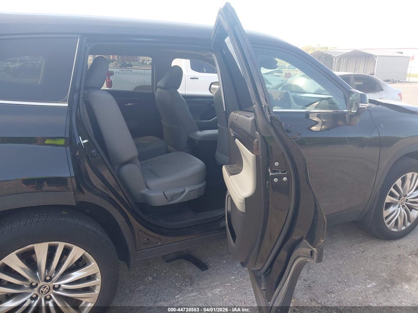 2024 Toyota Highlander VIN 5TDKDRAH4RS540189 IAAI salvage auction — FRONT END, Wait Title, sold $16,075 on 2026-07-16 (photo 8)