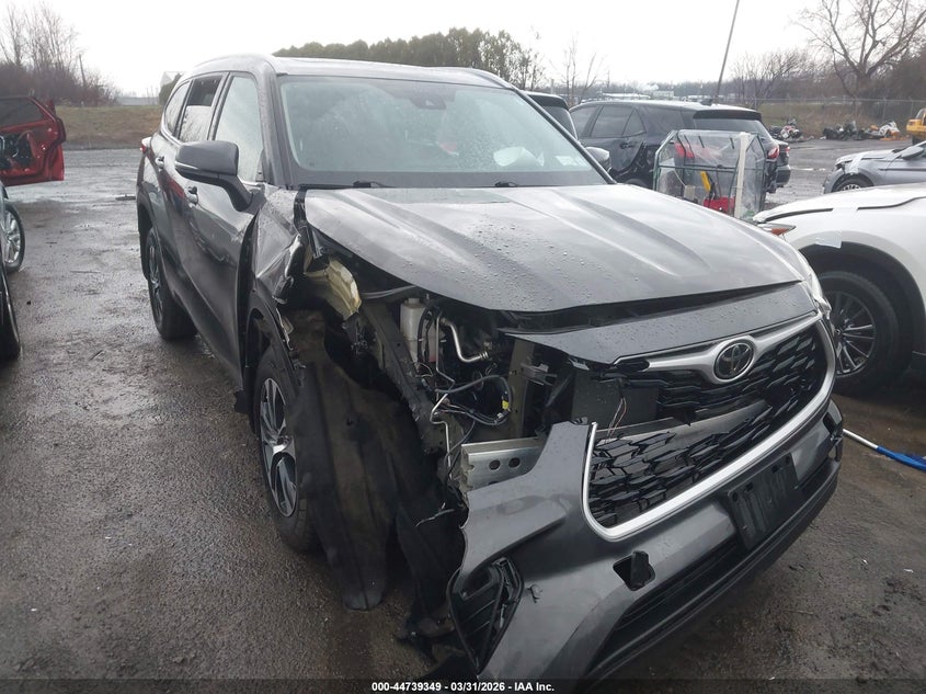 2022 Toyota Highlander VIN 5TDHZRBH6NS576051 IAAI salvage auction — FRONT END, Mv-907A (New York), sold $14,250 on 2026-07-16 (photo 1)