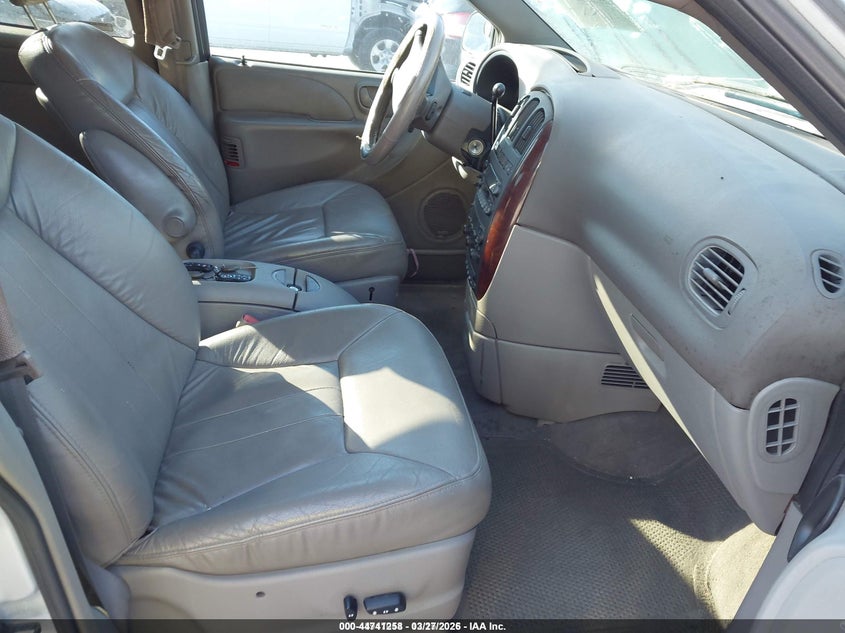 2001 Chrysler Town & country VIN 2C8GP54LX1R325529 IAAI salvage auction — RIGHT SIDE, Rebuildable (Florida), sold $300 on 2026-07-09 (photo 5)
