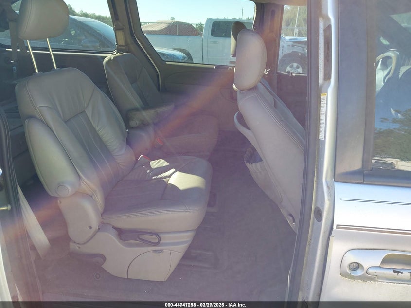 2001 Chrysler Town & country VIN 2C8GP54LX1R325529 IAAI salvage auction — RIGHT SIDE, Rebuildable (Florida), sold $300 on 2026-07-09 (photo 8)