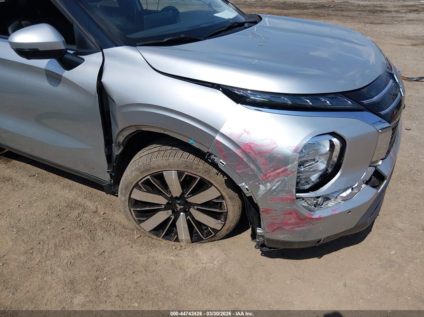 2025 Mitsubishi Outlander VIN JA4J3VA86SZ015916 IAAI salvage auction — FRONT END, Wait Title, sold $9,550 on 2026-08-24 (photo 6)