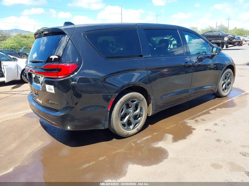 2022 Chrysler Pacifica VIN 2C4RC1L7XNR214231 IAAI salvage auction — WATER/FLOOD, Wait Title, sold $3,175 on 2026-08-18 (photo 4)