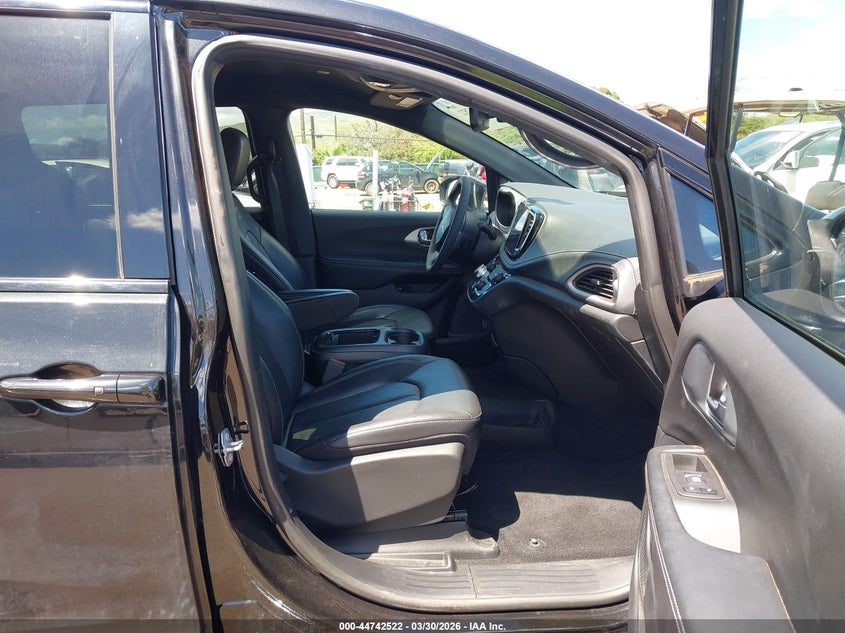 2022 Chrysler Pacifica VIN 2C4RC1L7XNR214231 IAAI salvage auction — WATER/FLOOD, Wait Title, sold $3,175 on 2026-08-18 (photo 5)